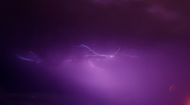 在夜间雷雨中，闪电照亮了鲜艳的紫色天空