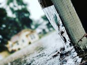 暴风雨期间，特写镜头捕捉了从排水沟流出的雨水，展现了阴雨天气的本质