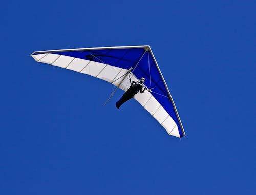 человек на сине белом воздушном планере