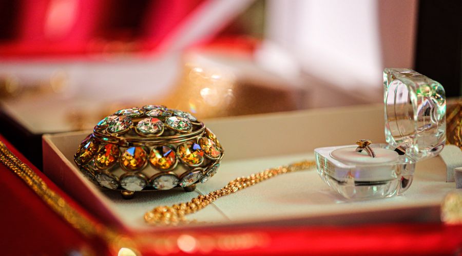 Bijoux en argent 925 posés sur un fond neutre, collier et bague argentés