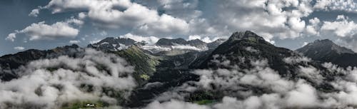 雲層覆蓋的山鳥瞰圖