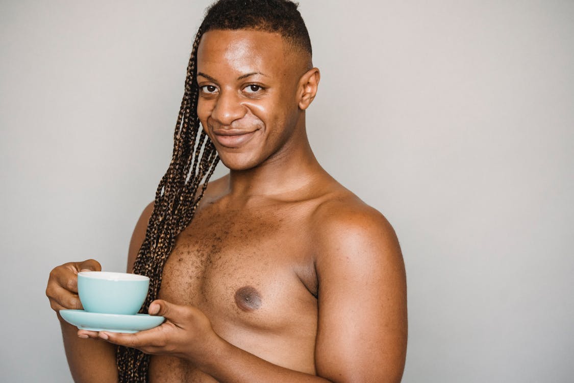 Với kiểu tóc đẹp, gọn gàng và thân hình 6 múi đầy nam tính, ảnh đàn ông da đen cầm cốc cà phê sẽ khiến bạn đắm mình trong nét đẹp vượt trội. Ngoài ra, cà phê cũng sẽ khiến bạn thích thú hơn khi thưởng thức những sống ảo của ông ta.