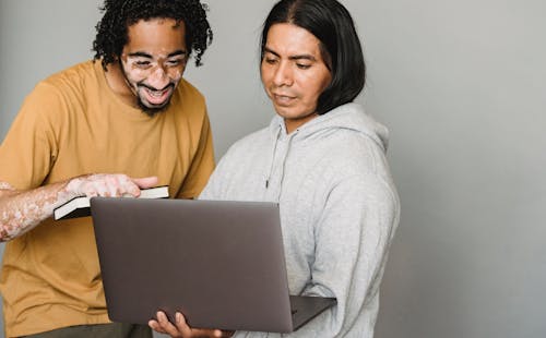 Positieve Multiraciale Collega's Bespreken Werk Samen Met Laptop