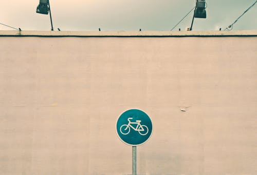 무료 도로 표지판, 벽, 케이블의 무료 스톡 사진