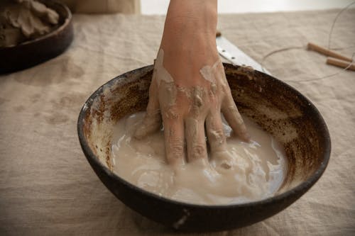 陶藝師用手在粘土中