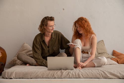 Free Happy couple browsing laptop at home Stock Photo