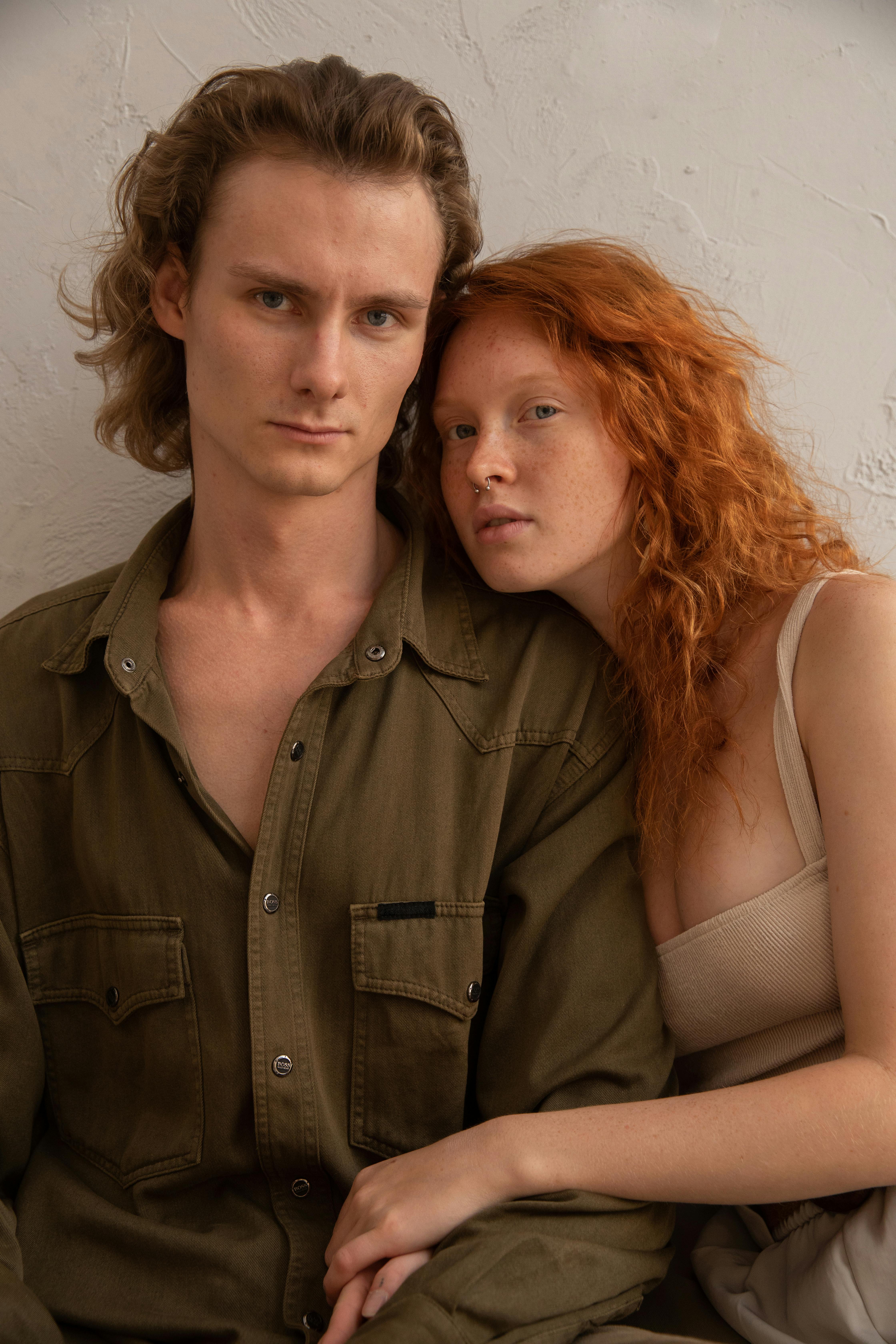 一对年轻夫妇在室内相拥，这幅宁静浪漫的肖像唤起温暖与联系之感