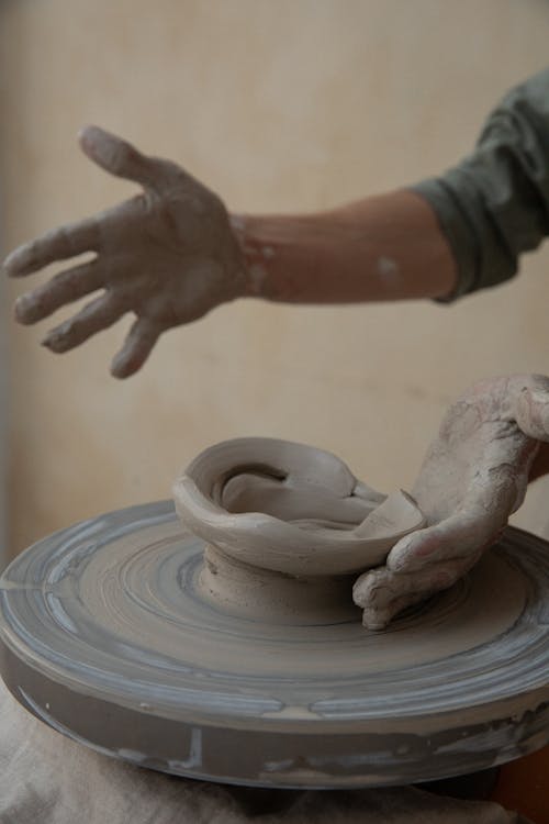 莊稼人塑造在輪子上的黏土碗