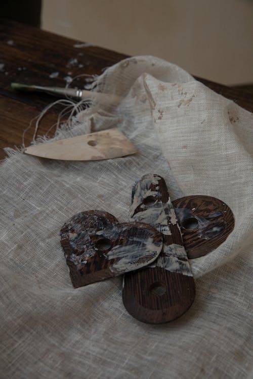 布の上の粘土の木製のカッティングピース