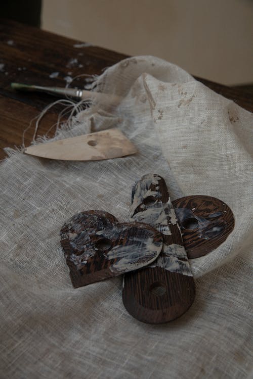 Pièce De Coupe En Bois En Argile Sur Tissu