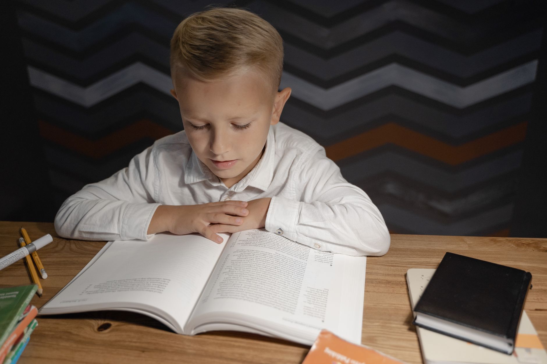 Niño estudiando concentrado en su escritorio