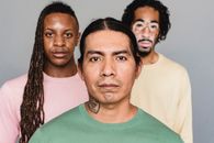 一群穿着时髦服装、富有表现力的多种族男性朋友站在工作室里看着镜头