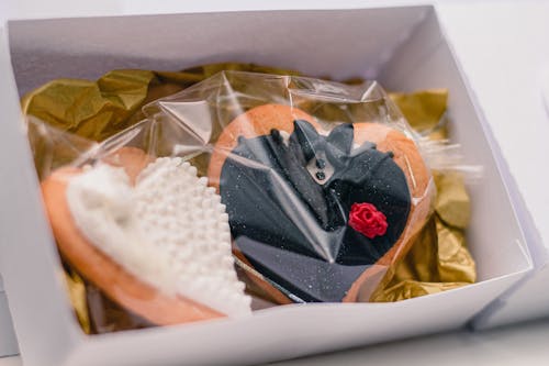 Yummy wedding cookies wrapped in transparent bag