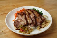 特写镜头下是美味的切片猪肉配什锦蔬菜和米饭