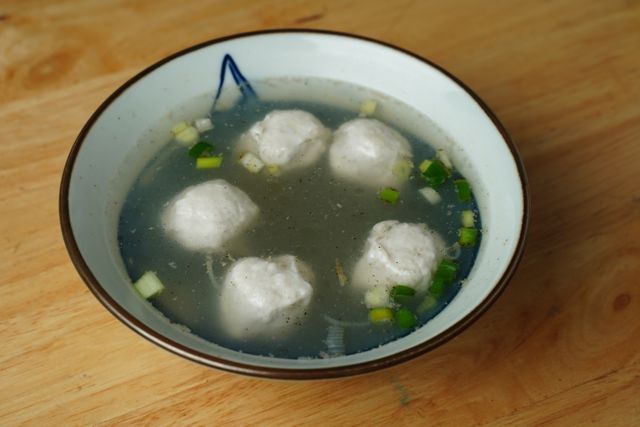 Clear broth soup with dumplings and spring onion in a ceramic bowl — photo by Kai-Chieh Chan on Pexels