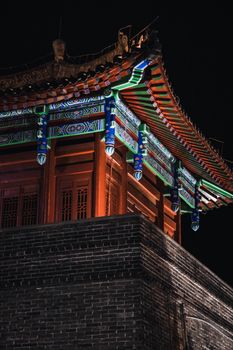 在洛阳的夜空中，中国传统建筑呈现出令人惊叹的低视角