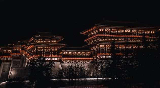 夜间灯光下的中国传统建筑令人惊叹，展现出复杂的建筑细节