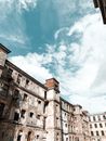 低角度拍摄蓝天下废弃腐朽建筑的剩余砌体墙外观