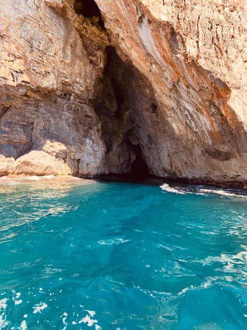 Free Explore this stunning rocky cave entrance along Italy's turquoise coast, perfect for nature lovers. Stock Photo