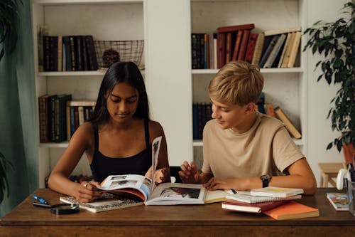 Gratis stockfoto met boeken, boekenplanken, diversiteit