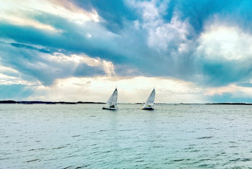Základová fotografie zdarma na téma dramatická obloha, jezero, plachetnice