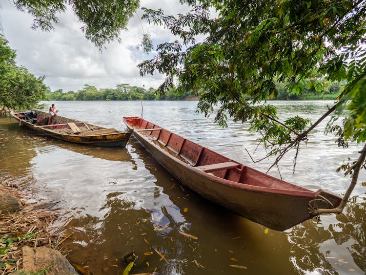 Brown Wooden Boat On River