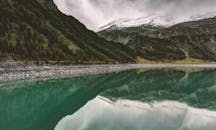 宁静的高山景观、倒映的湖泊与雪山背景，非常适合自然爱好者