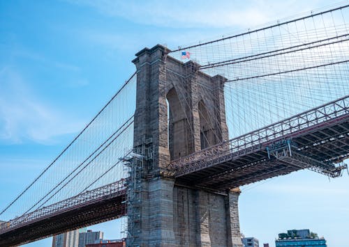 Fotobanka s bezplatnými fotkami na tému americká vlajka, architektúra, Brooklyn Bridge