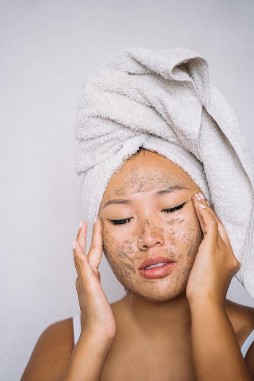 Gratis Mujer Aplicando Crema Facial En El Rostro Foto de stock