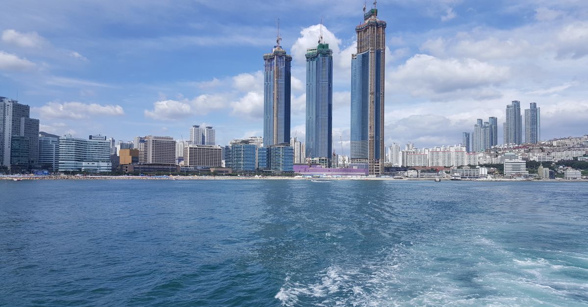 Spectacular view of skyscrapers along the Busan waterfront on a clear day. visual (Photo: Sangay Lama / Pexels)