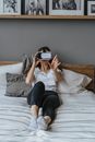 在卧室里体验虚拟现实的女人