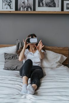 在卧室里体验虚拟现实的女人