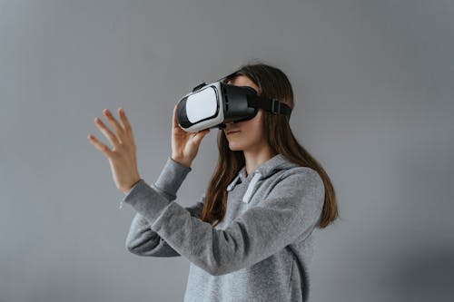 Bezpłatne Darmowe zdjęcie z galerii z elektroniczny, kobieta, okulary wirtualnej rzeczywistości Zdjęcie z galerii