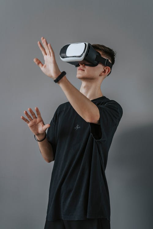 Photos gratuites de boîte vr, casque de réalité virtuelle, chemise noire