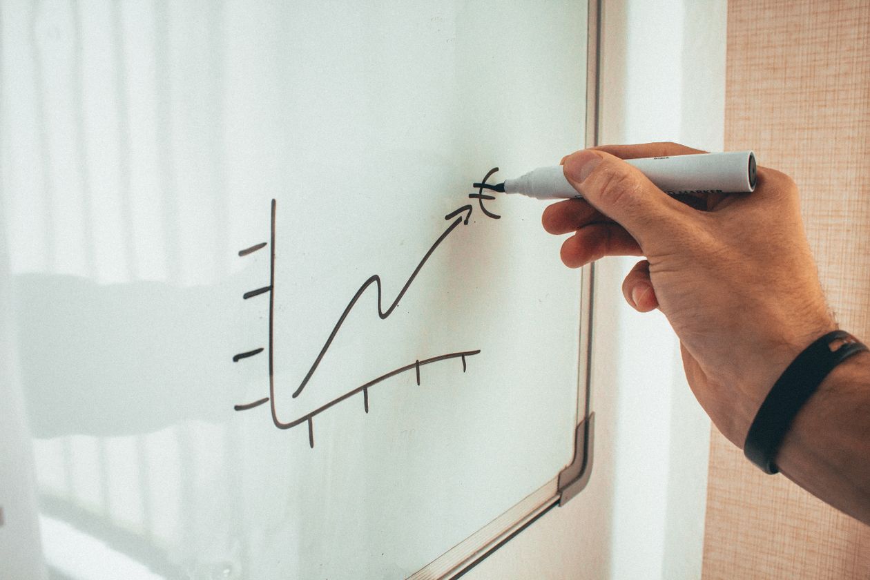 Clareza estratégica mensal para empresas B2B