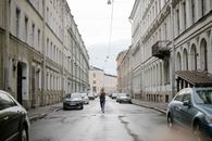 一位女士在历史悠久的城市街道上慢跑，以户外运动促进健身和健康的生活方式