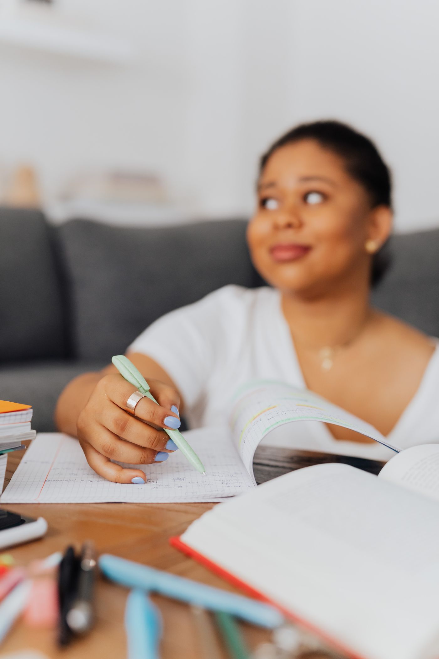 Une femme prend des notes dans un cahier