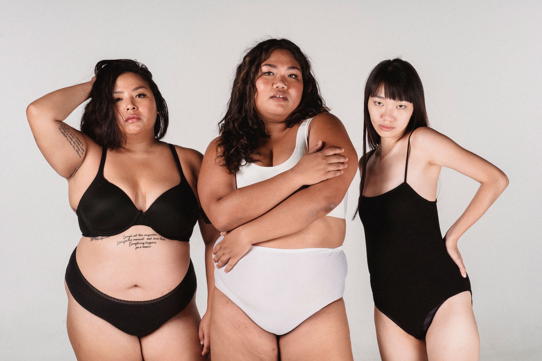 Un groupe de femmes diversifiées posant avec confiance en lingerie, célébrant la positivité corporelle et l'individualité.