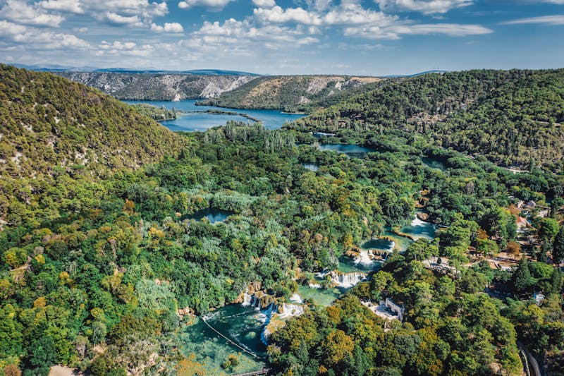 Vue aérienne époustouflante des chutes d'eau dans le parc national de Krka en Croatie