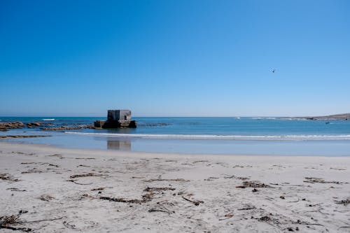Foto profissional grátis de areia, beira-mar, céu azul