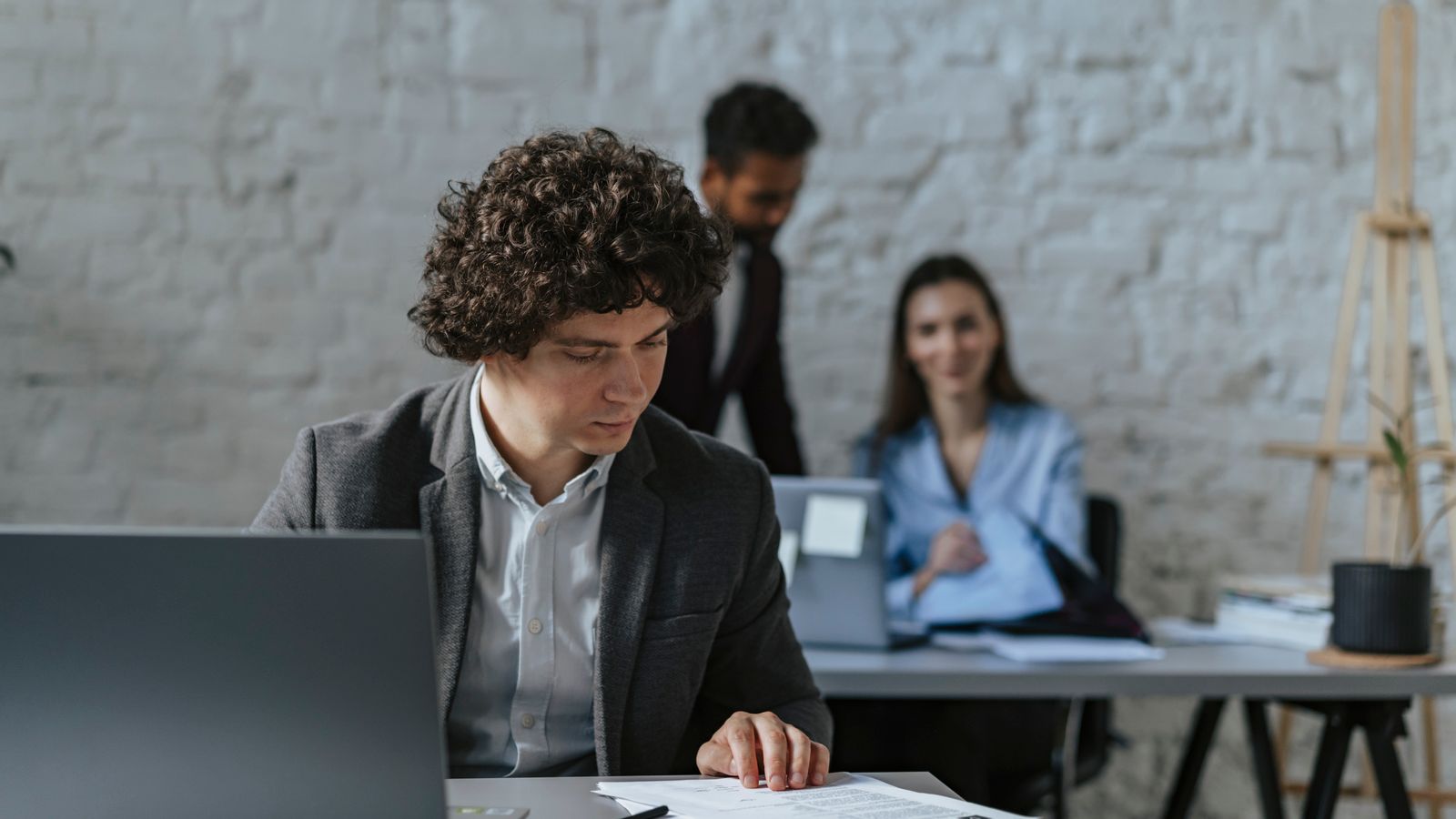 Professionnel relisant un document avant un usage IA