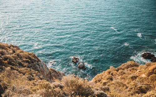 Free A breathtaking view of the ocean from a rocky cliff, showcasing natural beauty. Stock Photo