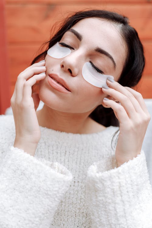 Femme En Pull En Tricot Blanc Portant Des Lunettes De Soleil Encadrées Blanches