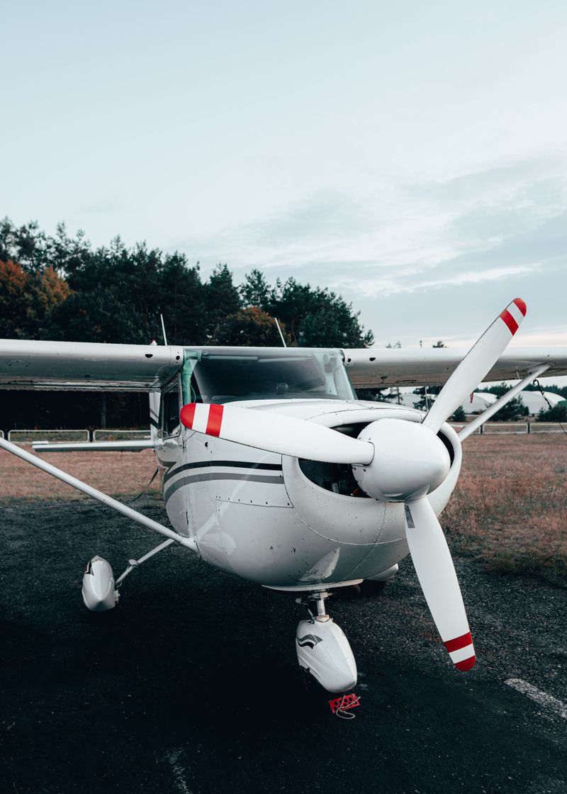 Лёгкий самолёт Cessna Skyhawk на травяном аэродроме, похожем на «Спилве»