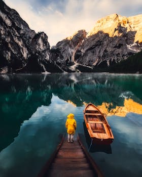 一个宁静的湖泊，周围环绕着码头和船只，非常适合冒险和反思