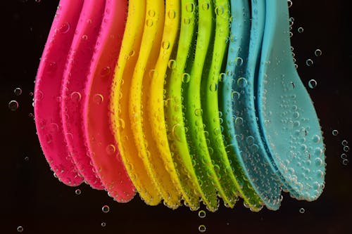 Gratis Lote De Cucharas De Varios Colores En Agua Foto de stock