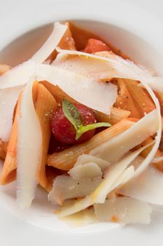 Penne de blé entier aux légumes rôtis et fromage de chèvre