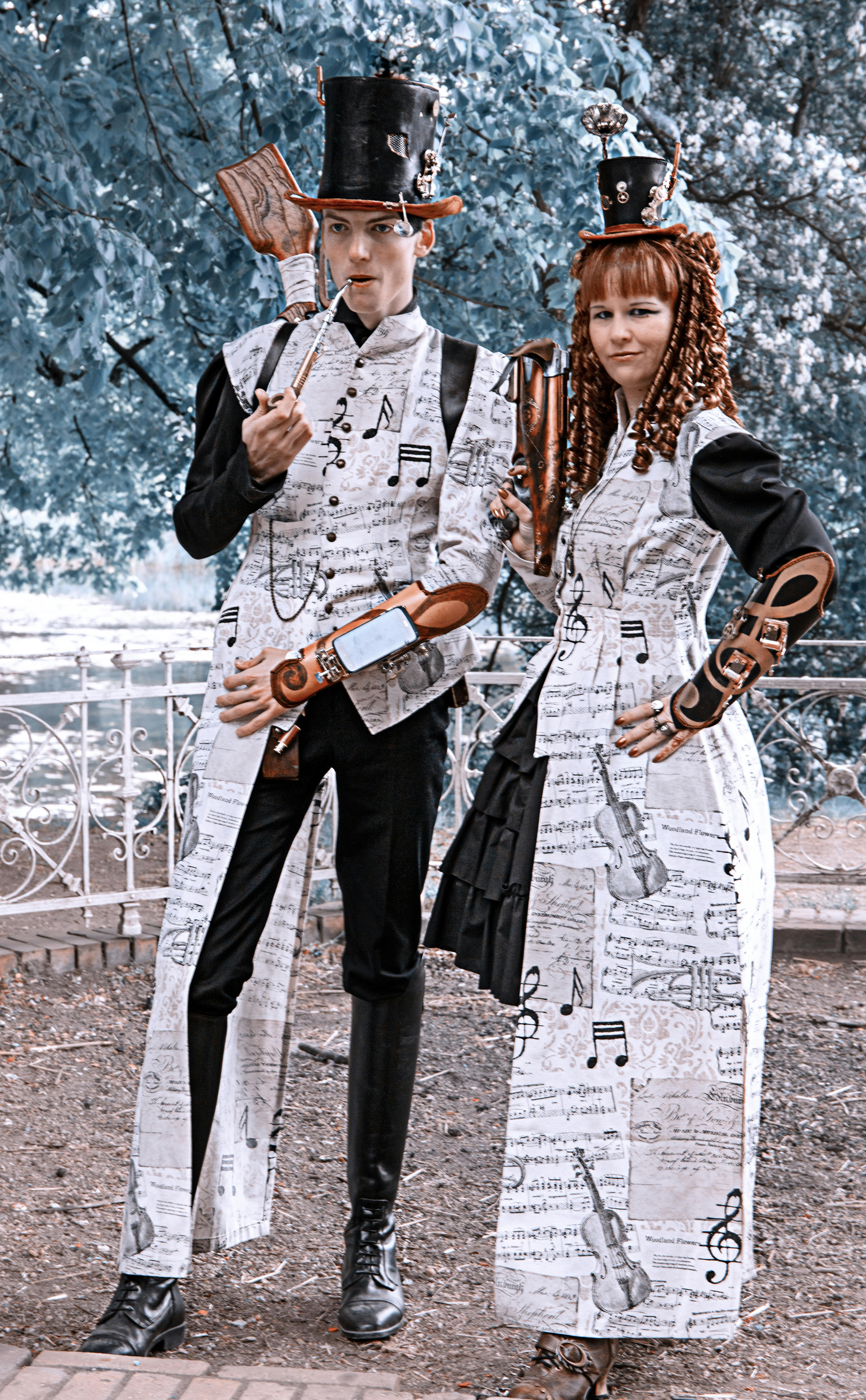 两名身着蒸汽朋克艺术服装的成年人在莱比锡的户外摆出姿势