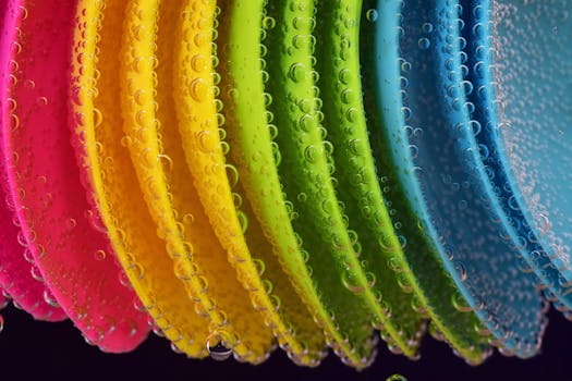 彩色塑料盘的特写，水泡点缀其间，凸显了充满活力的色调