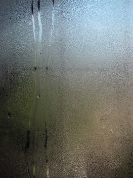 特写窗户上的水滴，展现冷凝与水分